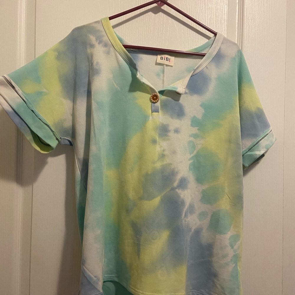 🆕Bibi Tie-Dye Short Sleeve Top NWOT sz Small runs large more medium